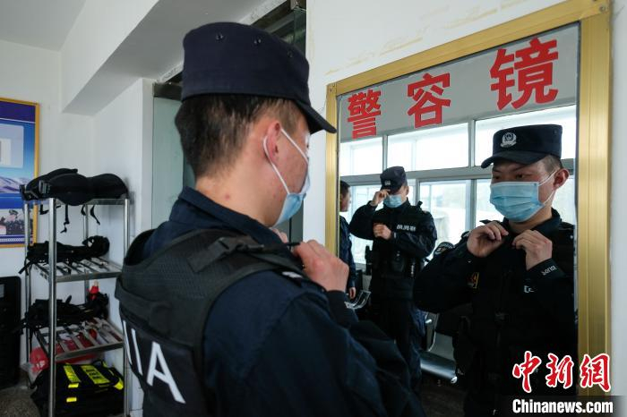 普玛江塘边境派出所民警在巡逻前整理着装。　何蓬磊 摄