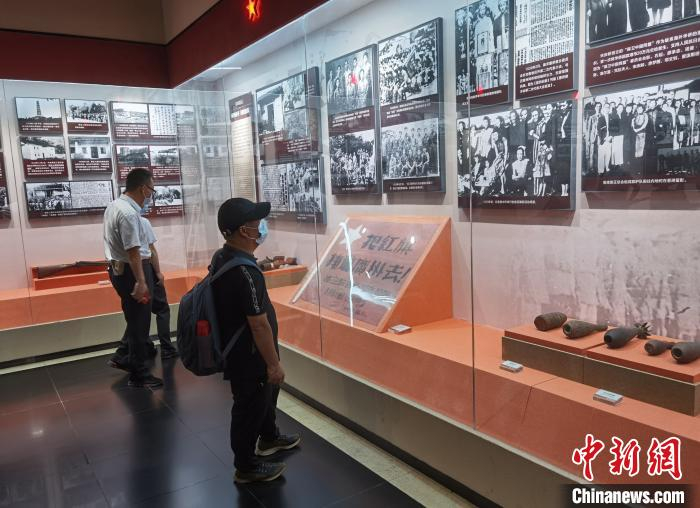 游客观展 索有为 摄