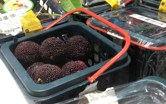 北京某超市中，杨梅4元一篮。新京报记者 田杰雄 摄