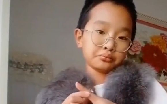 黑龙江鹤岗男孩“钟美美”，因为神模仿老师引发关注。