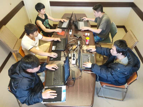 年轻的船员聚在一起联机游戏