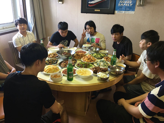 船员在春节聚餐