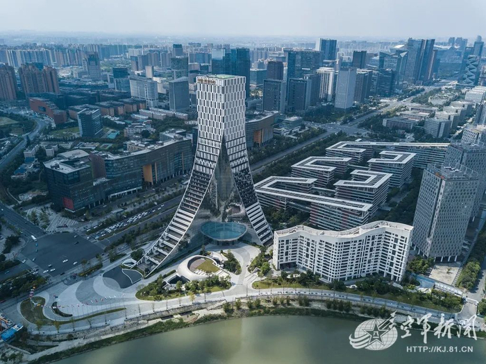 在成都，国防元素与现代建筑和谐交融，无处不在。卜令军 摄