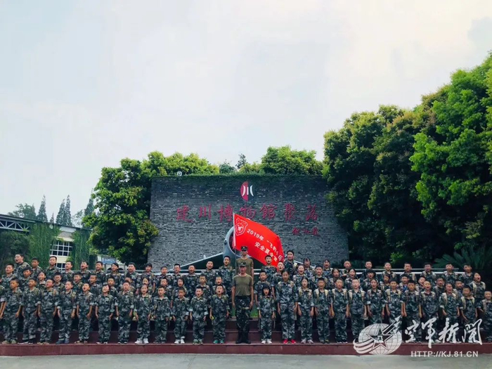 成都警备区组织小学生到建川博物馆开展国防教育日活动。冯超  摄