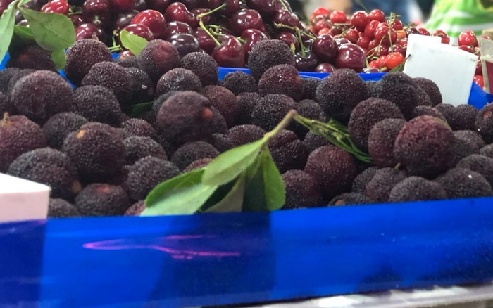 北京农贸市场上售卖的杨梅，商贩称来自浙江。新京报记者 田杰雄 摄