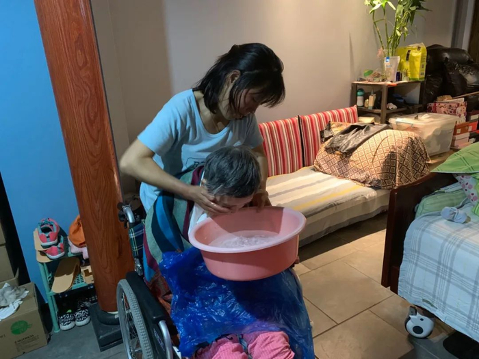  ▲护工在为陈怡的母亲洗脸。新京报记者 张胜坡 摄