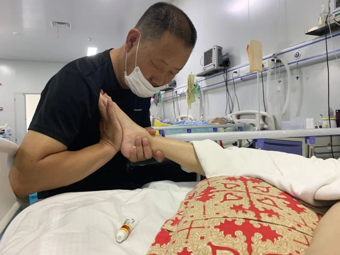  ▲延生托养中心，老安正为妻子做肢体按摩。新京报记者 张胜坡 摄