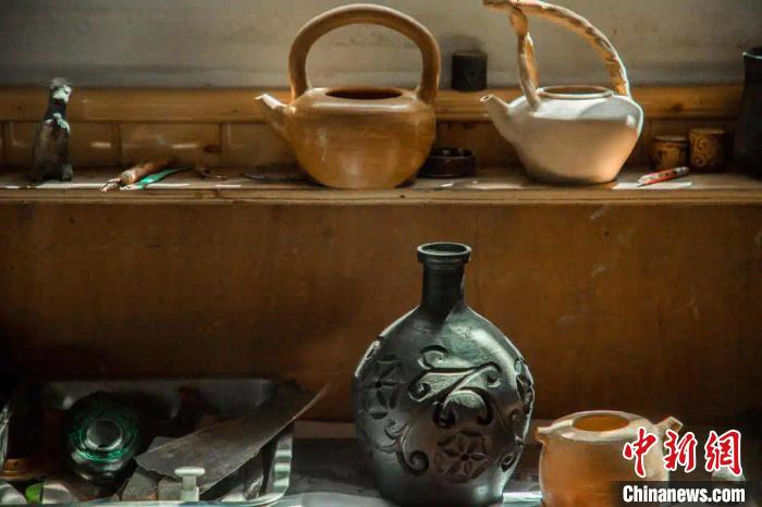 厚重古朴的黑陶器具。 黄文龙 摄