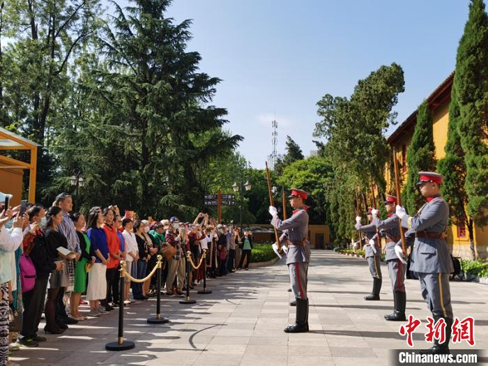 图为换岗仪式。昆明市侨联供图