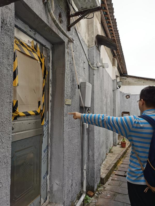 原学员罗伟在现场指认曾关押他的“小黑屋”。&nbsp; 澎湃新闻记者 朱远祥 图 