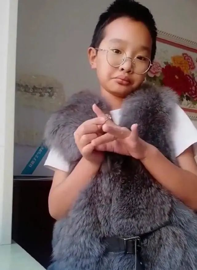 ▲初中男孩“钟美美”的模仿视频。图据网络