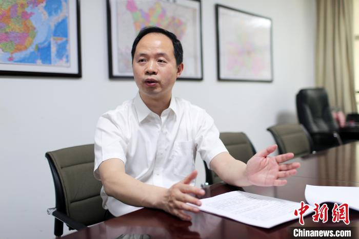 胡建林接受记者专访。　王磊 摄