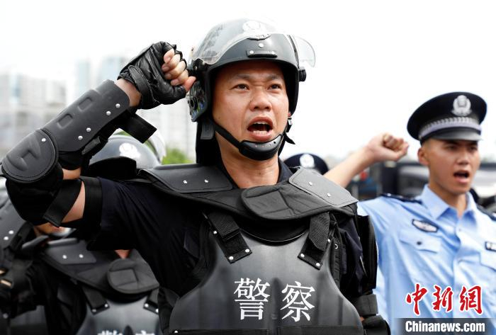 图为辅警代表在授衔仪式上宣誓。玉林市公安局供图