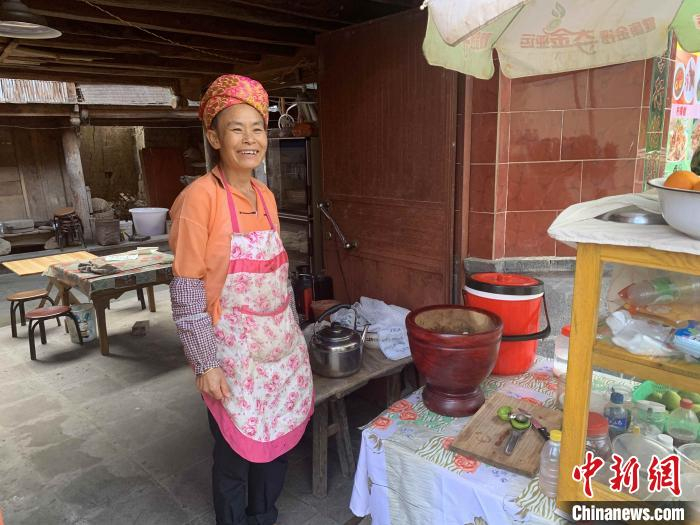 图为村民在自家门口做生意。　黄小桐 摄