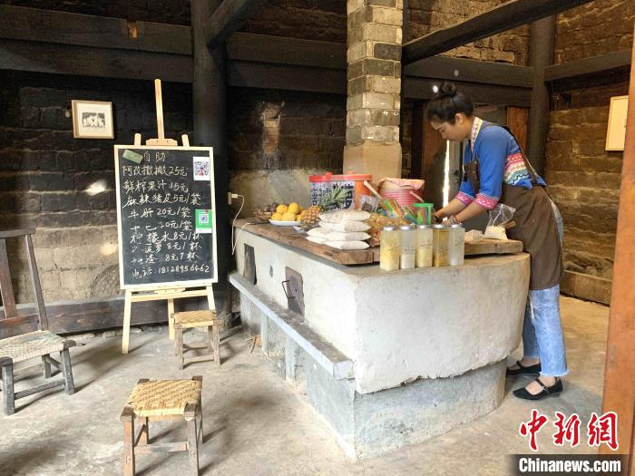 图为杨秀改正在制作撒撇。　黄小桐 摄