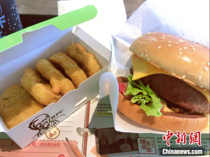 肯德基推出的两款“人造肉”产品。左宇坤 摄