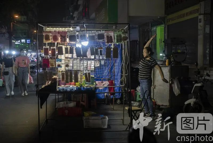 △6月3日晚，武汉保成路夜市，熙攘的客流在摊位间涌动。中新社发 柯皓 摄