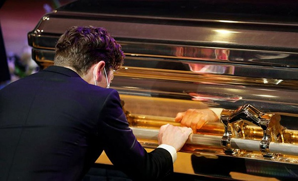 6月4日，弗洛伊德的首场追悼会在事发地明尼阿波利斯市举行。追悼会开始前，明尼阿波利斯市市长雅各布·弗雷单膝跪在弗洛伊德的灵柩前，一手轻抚棺材，一手掩嘴痛哭。新华社 图