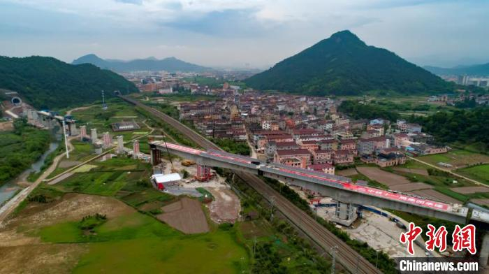 图为，杭绍台铁路胡岙特大桥转体施工 沈正华 摄