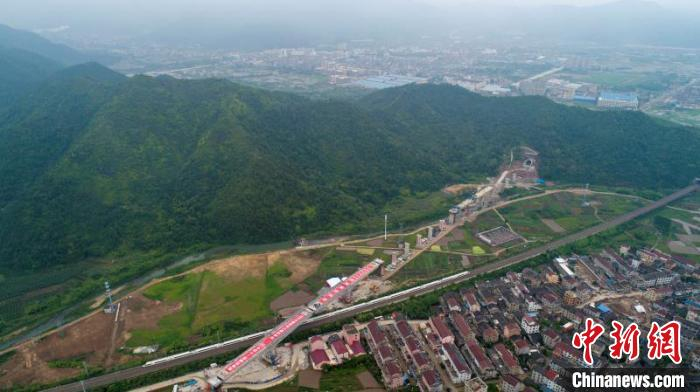     图为，杭绍台铁路胡岙特大桥转体施工　沈正华　摄