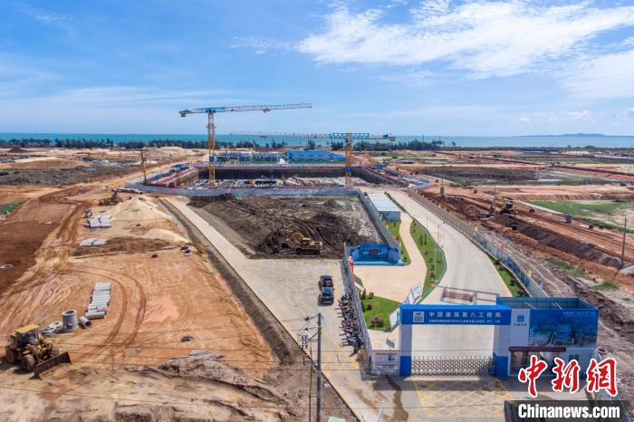 图为航拍正在施工的海南国际能源交易中心大厦项目。　骆云飞 摄