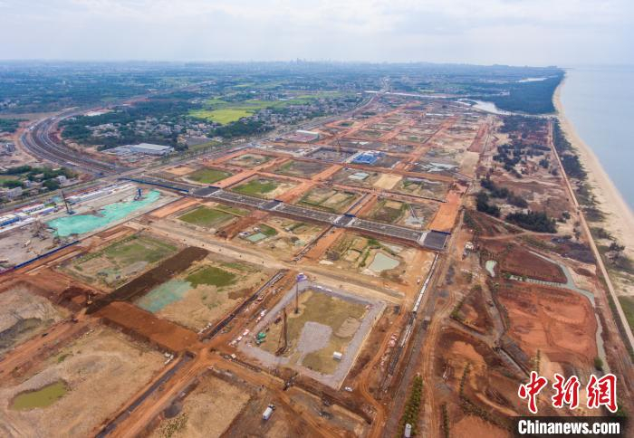 图为航拍正在施工中的江东新区起步区路网工程。　骆云飞 摄