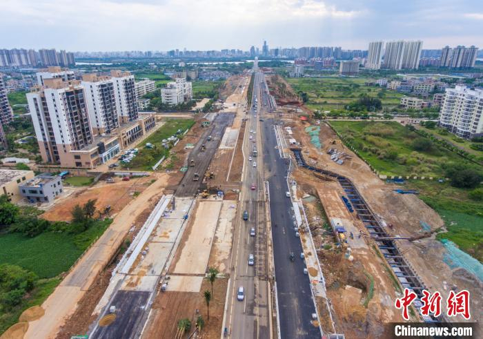 图为航拍正在施工的海口白驹大道。　骆云飞 摄