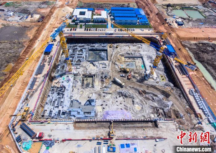 图为航拍正在施工的海南国际能源交易中心大厦项目。　骆云飞 摄