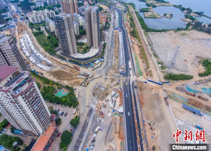 图为航拍海口文明东越江通道项目工地。　骆云飞 摄