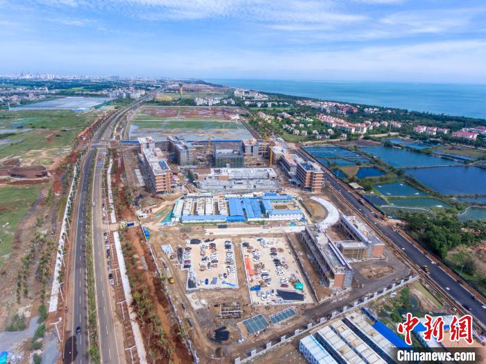 图为航拍海口哈罗公学项目正在进行外立面装修。　骆云飞 摄