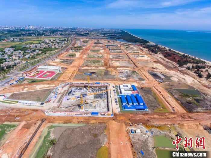 图为航拍位于海口江东新区起步区的海南国际能源交易中心大厦项目。　骆云飞 摄