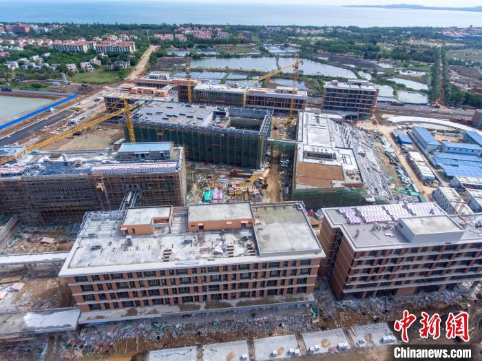图为航拍海口哈罗公学项目正在进行外立面装修。　骆云飞 摄