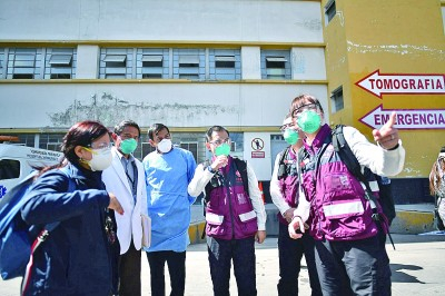  6月3日，在秘鲁阿雷基帕市奥诺里奥·德尔加多医院，中国医疗专家与当地医护人员交谈。新华社发