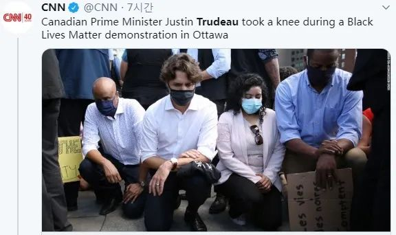 ▲加拿大总理特鲁多在示威活动中单膝下跪。（CNN推特截图）