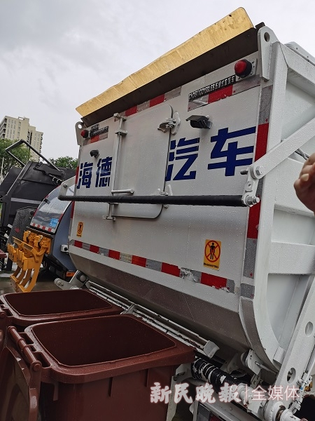 图说：相关部门展示新型垃圾收集车 新民晚报记者金旻矣 摄