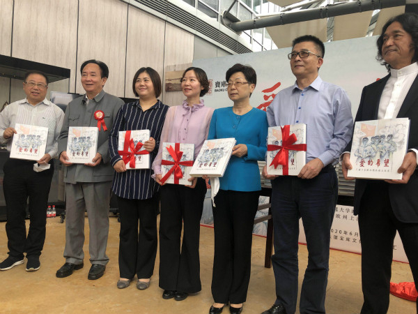 图说：首发式上，主办方向上海抗疫医护人员代表赠书。江跃中 摄