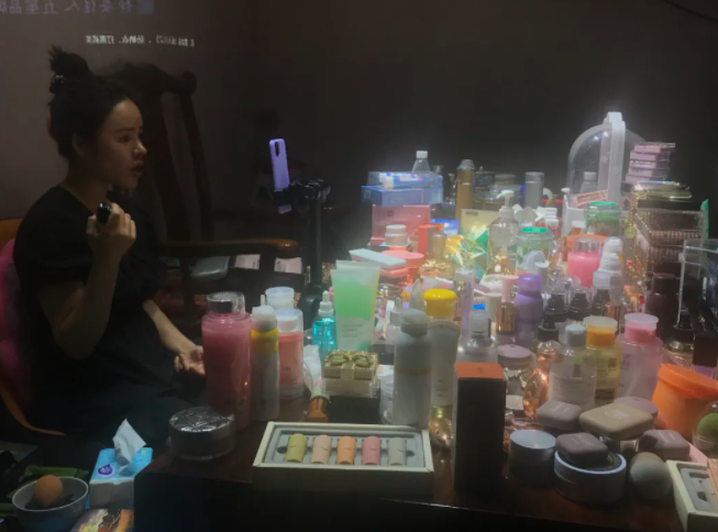 北下朱村直播卖化妆品的店主。新京报记者 王昱倩摄