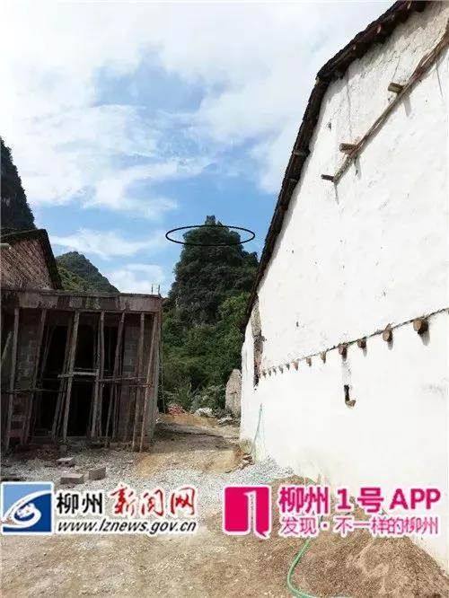 据群众介绍，两姐妹遗体在她们家后面这座山上被发现。