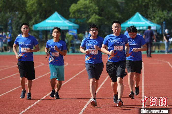 为避免疫情风险，本次跑步活动参与师生分批次出发。　泱波 摄