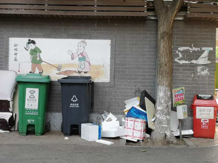 6月5日下午，西城区高家寨胡同小区内，一个垃圾桶站附近堆放了居民的可回收垃圾。摄 新京报记者 黄哲程