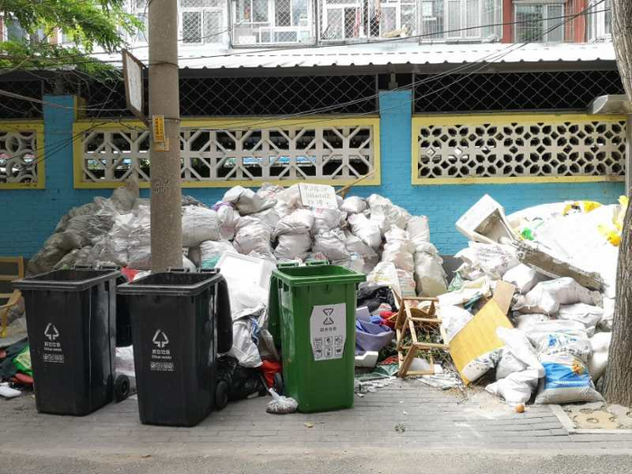 6月4日下午，丰台区刘家窑北里社区内，一处垃圾桶站外堆放了各种垃圾和杂物。摄 新京报记者 黄哲程
