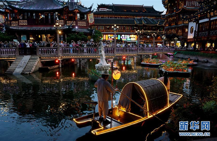 这是6月6日拍摄的上海豫园九曲桥湖面上的演出。 新华社记者 刘颖 摄