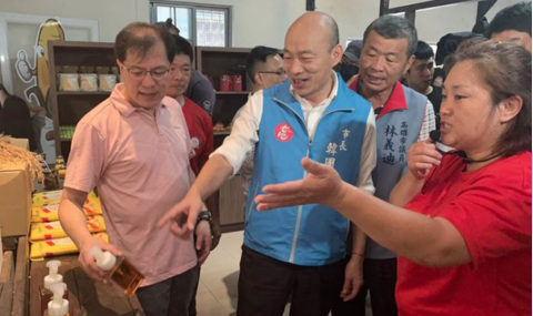 ▲韩国瑜到旗山了解农村状况 图源：“中时电子报”