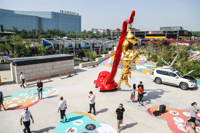 随处可见的雕塑为华熙LIVE·五棵松增添文化味儿