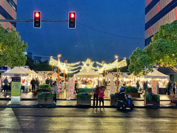 图说：大学路露天市集（资料图）。