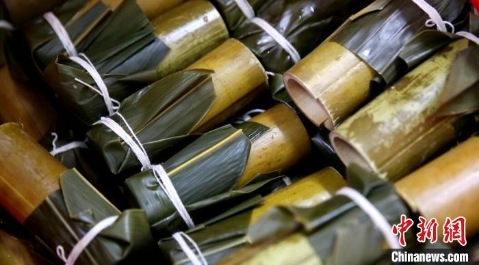 竹筒、粽叶经过消毒清洗准备加工竹筒棕 勾瑞 摄