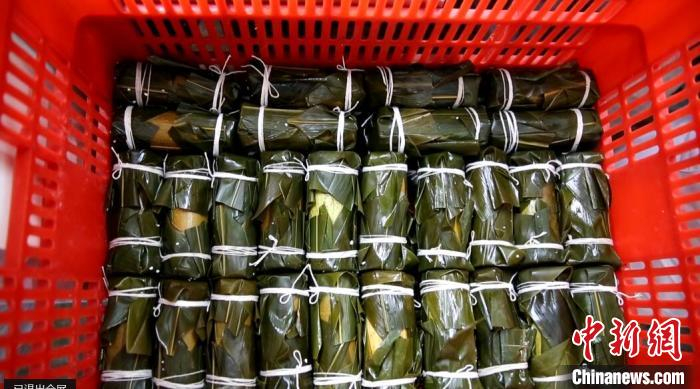 已经加工好的竹筒棕 勾瑞 摄