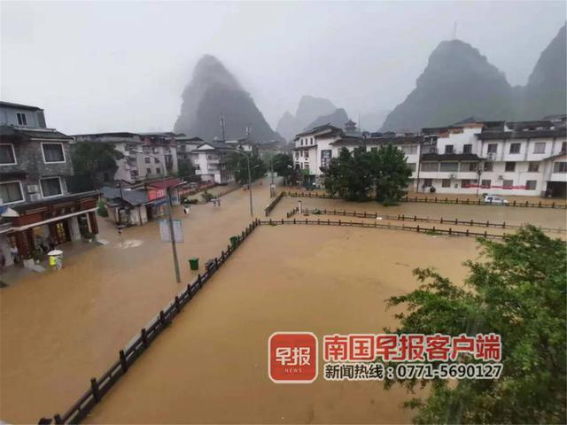 阳朔县城大多数道路出现内涝。阳朔资讯供图