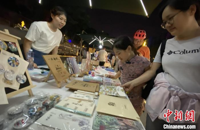 意外很受欢迎的文创产品小摊。　申冉 摄