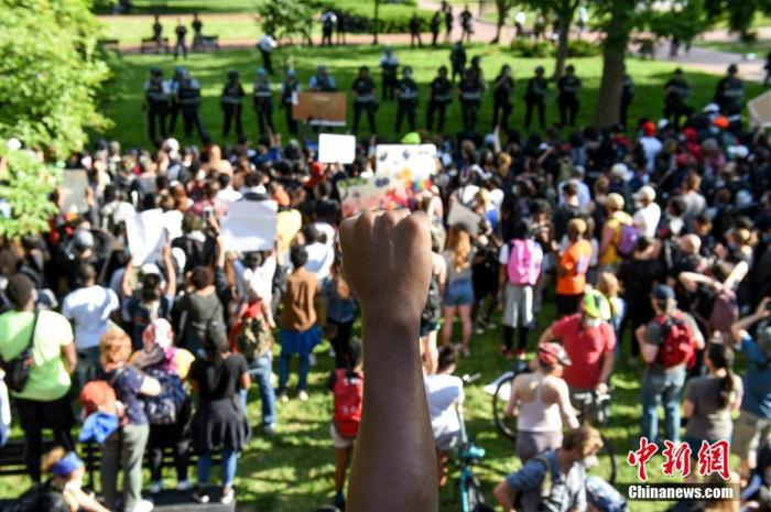 白宫北侧拉斐特公园内的抗议者。 中新社记者 陈孟统 摄